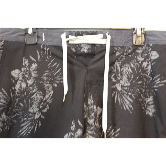 Vuori Cruise BoardShort Black Vintage Floral Gray Men's Board Shorts 32 H14054 - Picture 4 of 13